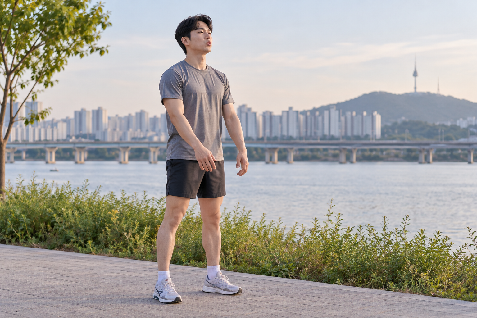 강변 산책로에서 입술을 모아 숨을 내쉬는 남성